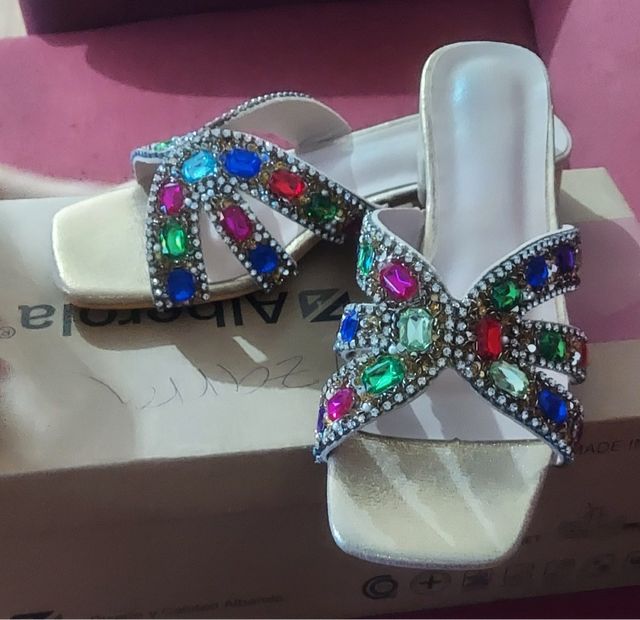 Tacones Dorados con Piedras Multicolor