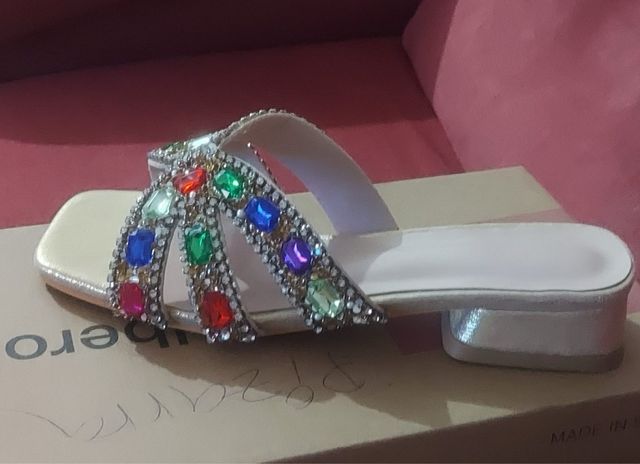 Tacones Dorados con Piedras Multicolor