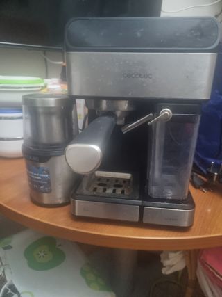 Cafetera Cecotec Semiatomática