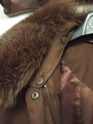 Chaqueta de ante marrón con cuello de pelo 