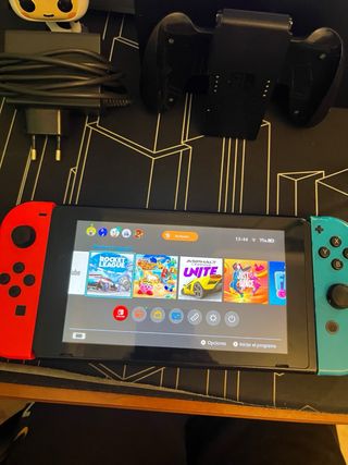 Nintendo Switch + Mando Pro + Dock + Joy-Cons – 