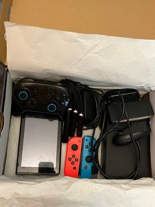 Nintendo Switch + Mando Pro + Dock + Joy-Cons – 