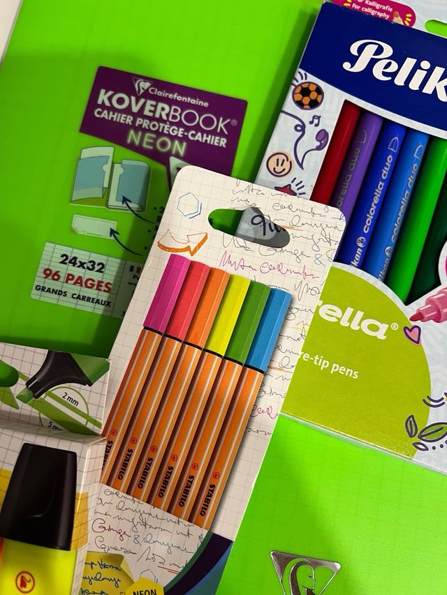 Lote Papelería Neón: Cuadernos y Rotuladores