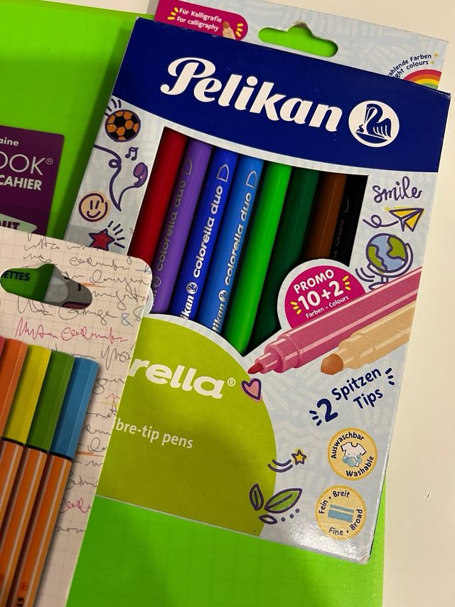 Lote Papelería Neón: Cuadernos y Rotuladores