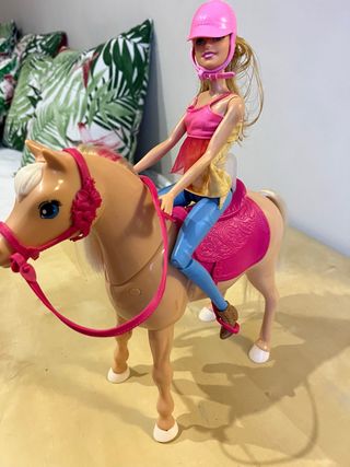 Caballo y Muñeca Barbie Jinetes