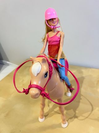 Caballo y Muñeca Barbie Jinetes