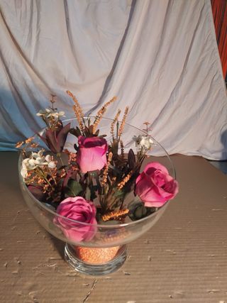 Centro de flores rosas y cristal