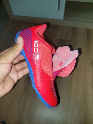 Botines de fútbol rojos y azules talla 32 - 33 niñ