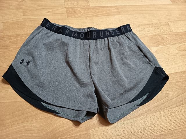 Pantalón corto deportivo Under Armour gris
