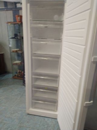 Congelador vertical blanco