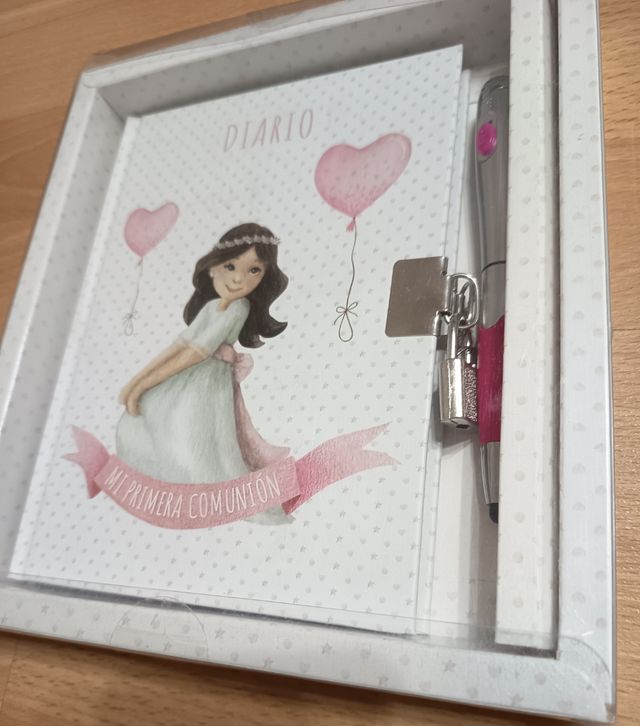 Diario Primera Comunión niña con candado
