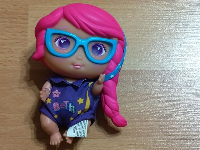 Muñeca Beth con gafas y vestido estrellado
