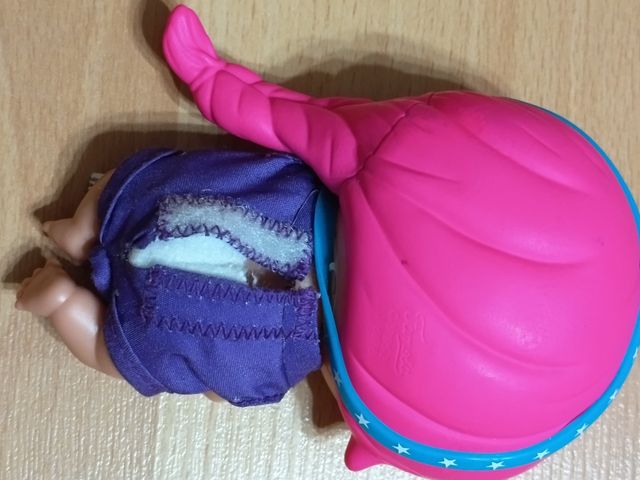 Muñeca Beth con gafas y vestido estrellado