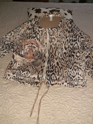 Chaqueta corta con estampado de tigre y leopardo