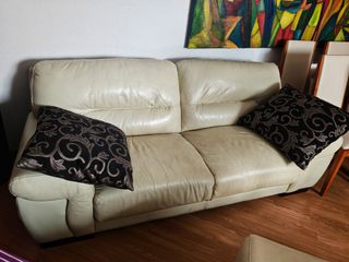 Sofá de piel beige