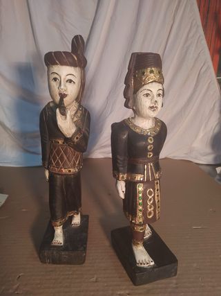 Pareja de figuras de madera tallada