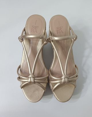 Sandalias cuña doradas Sfera talla 39