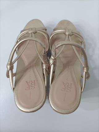 Sandalias cuña doradas Sfera talla 39