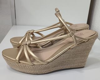 Sandalias cuña doradas Sfera talla 39