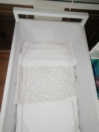 Minicuna con estrellas