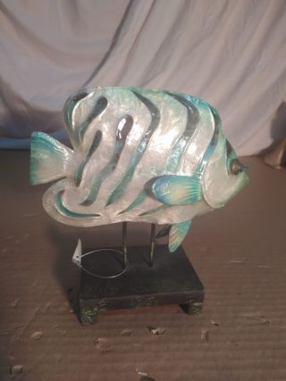 Figura de pez de cristal y metal