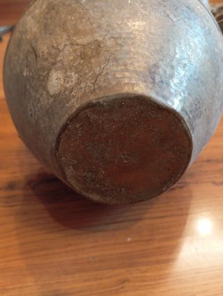 Jarra de bronce antigua con asas