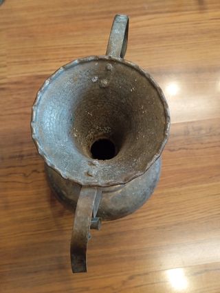 Jarra de bronce antigua con asas