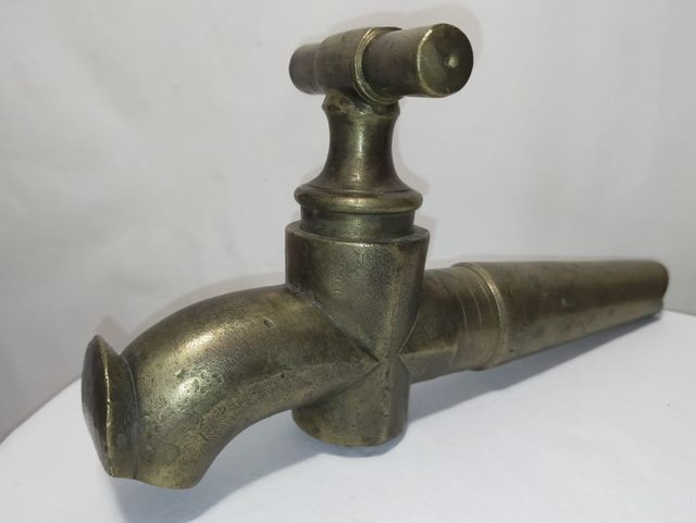 Torneira em barril antigo, bronze.