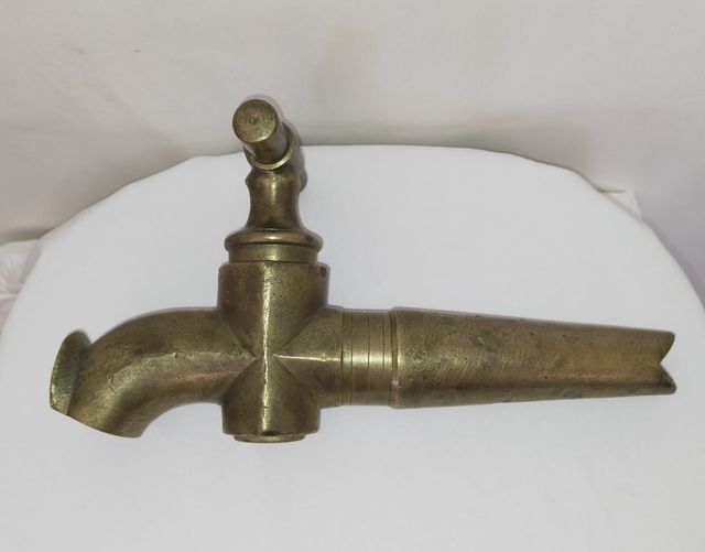 Torneira em barril antigo, bronze.