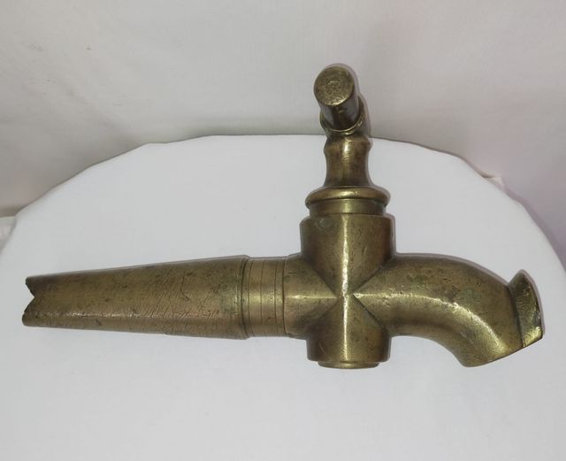 Torneira em barril antigo, bronze.