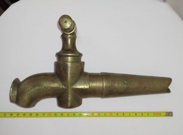 Torneira em barril antigo, bronze.