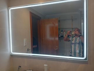 Espejo grande con luz LED