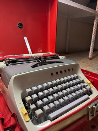 Máquina de escribir Consul vintage roja