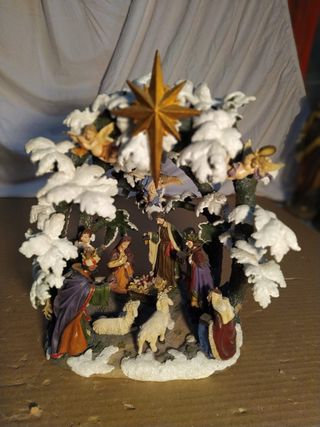 Belen tipo cueva con árbol y figuras