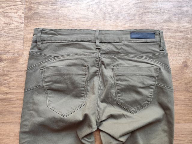 Pantalón Stradivarius verde militar talla 38