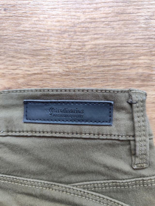 Pantalón Stradivarius verde militar talla 38
