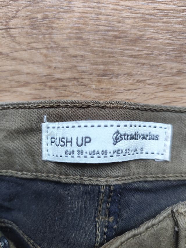 Pantalón Stradivarius verde militar talla 38