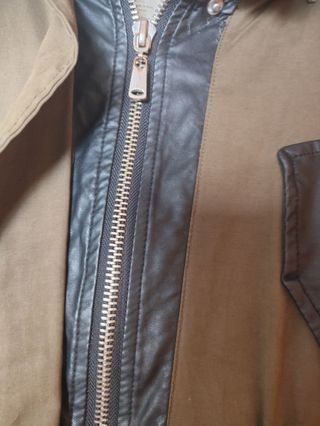 Parka Zara verde con mangas efecto piel