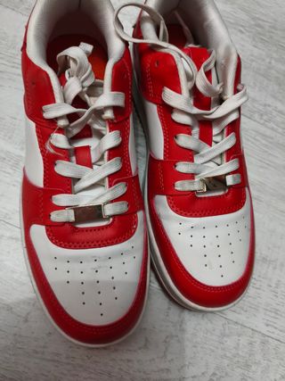 Zapatillas Bershka rojas y blancas