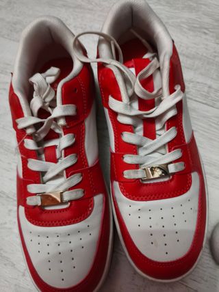 Zapatillas Bershka rojas y blancas