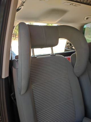 Dos reposacabezas infantiles Seat Alhambra.