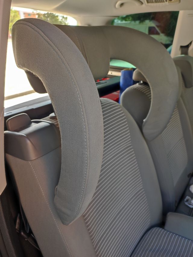 Dos reposacabezas infantiles Seat Alhambra.