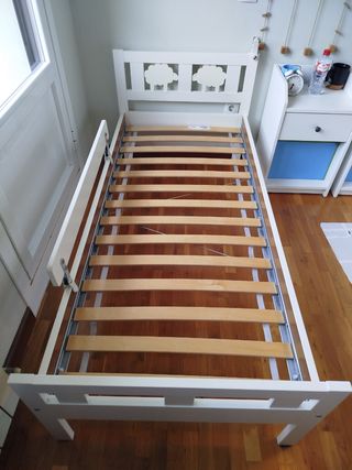 Cama infantil Ikea blanca con barrera