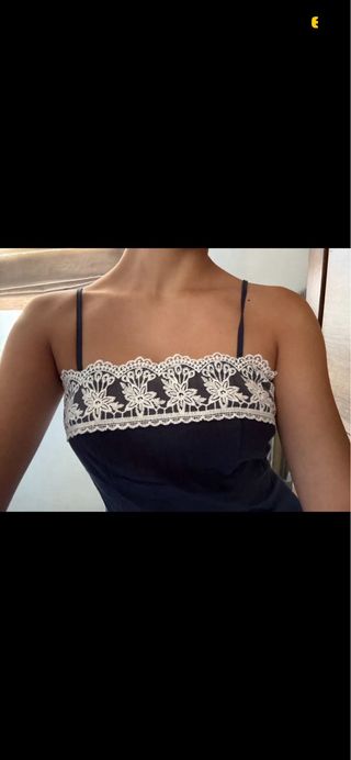 Top azul marino con encaje blanco
