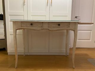 Escritorio decapé beige, con cristal de protección