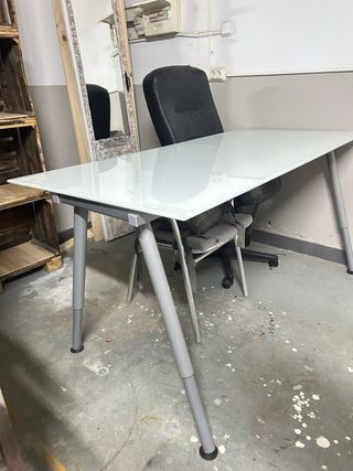 Mesa de oficina con tapa de vidrio