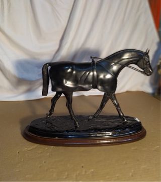 Caballo de Bronce con Peana de Madera