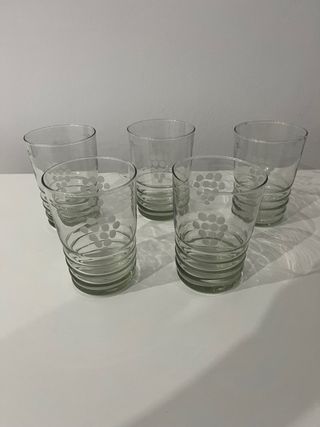 botella + 5 vasos cristal grabado uvas de regalo
