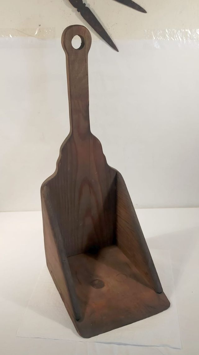 Pan de lixo de madeira antiga