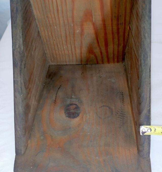 Pan de lixo de madeira antiga